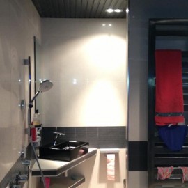 robinetterie de douche en encastré avec ciel de pluie + vasque noire sèche serviette noir artisan bedouret-renovation salle de bains  toulouse artisan 31 