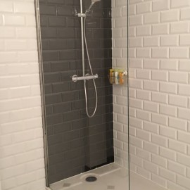 salle de bain avec bac de douche ,paroi fixe , carreaux metro carrelage de sol noir et blanc ,robinetterie ramon soler ,rénovation de la salle de bains retro  artisan bedouret-renovation 31300 toulouse 