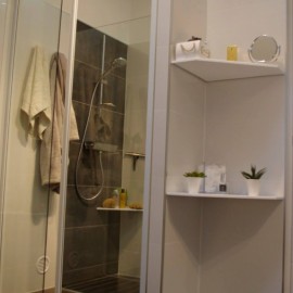  salle de bain avec tablettes en solid surface pour une accessibilité plus aisé ou tout simplement en décoration  bedouret-renovation salle de bains  toulouse  artisan