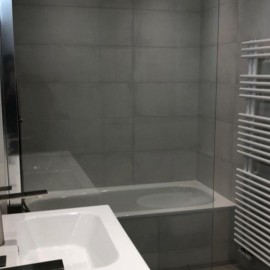 salle de bain type  bains douche simplicité et beauté avec ce meuble double vasque et ses tiroirs à rangements multiples avec miroirs  wc suspendu bidet suspendu ,douche italienne materiaux gomez carrelages installation  bedouret-renovation salle de bains  toulouse 31770  artisan