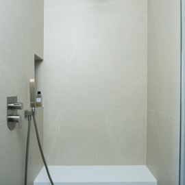 Renovation ,réalisation salle de bains meuble vasque corian applique murale  douche italienne / bedouret-renovation