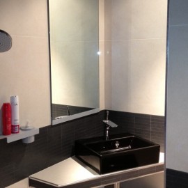salle de bain avec carrelage mural grand format couleur taupe avec décor petit carreaux rectangulaire marron bedouret-renovation salle de bains toulouse 31 artisan 