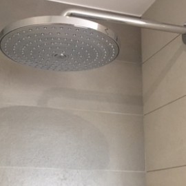 salle de bain avec ciel de pluie hansgrohe ,sortie murale ,carrelage gris ,niche de douche renovation salle de bains entreprise bedouret-renovation toulouse 31000 artisan