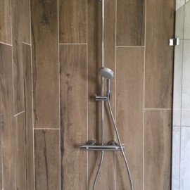 salle de bain imitation parquet dans la zone de douche italienne , colonne de douche , rénovation et installation de la salle de bains  bedouret-renovation 32000 Gers  artisan  