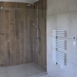 salle de bain imitation parquet dans la zone de douche italienne , colonne de douche carrelage gris ,pierre ,paroi fixe ,  rénovation et installation de la salle de bains  bedouret-renovation 32000 Gers artisan 