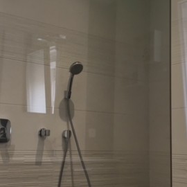 salle de bain avec robinetterie encastrée et ciel de pluie hansgrohe ,sortie murale ,carrelage gris ,niche de douche renovation salle de bains entreprise bedouret-renovation ramonville  saint agne 31520 artisan 