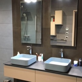 salle de bain avec 2 lavabos  avec robinets thermostatiques chromés et 2 miroirs lampes LED vasque a poser renovation salle de bains entreprise bedouret-renovation  artisan ONDE 31330