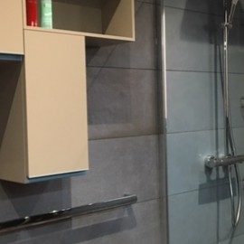 salle de bain avec porte-serviette, paroi de douche FIXE, colonne de douche  hansgrohe avec tête de douche carrée et petits meubles de rangementrenovation salle de bains entreprise bedouret-renovation toulouse centre 31000 artisan 