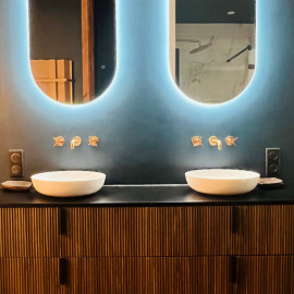 Renovation salle de bain, meuble bois et vasques à poser en acier émaillé, miroir ovale lumineux, peinture vert canard