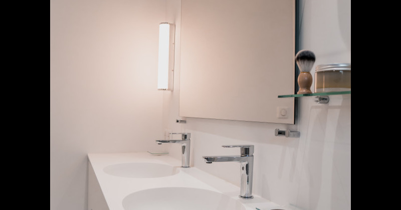 salle de bain baignoire  avec carrelage mural, colonne de douche chrome vasque et plan en corian .bedouret renovation toulouse  artisan bainiste